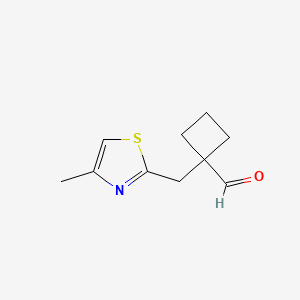 molecular formula C10H13NOS B15267339 1-[(4-Methyl-1,3-thiazol-2-yl)methyl]cyclobutane-1-carbaldehyde 