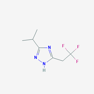 molecular formula C7H10F3N3 B1526778 3-(propan-2-yl)-5-(2,2,2-trifluoroethyl)-1H-1,2,4-triazole CAS No. 1249765-50-1