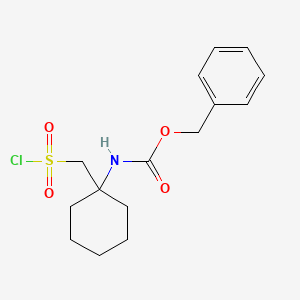 molecular formula C15H20ClNO4S B15268150 Benzyl N-{1-[(chlorosulfonyl)methyl]cyclohexyl}carbamate 