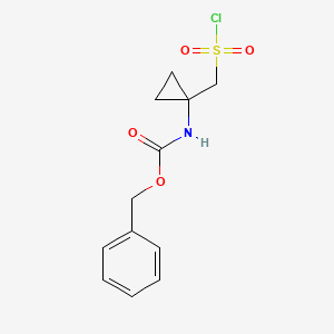 molecular formula C12H14ClNO4S B15271827 Benzyl N-{1-[(chlorosulfonyl)methyl]cyclopropyl}carbamate 