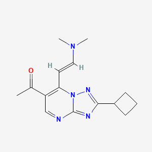 molecular formula C15H19N5O B1530629 1-{2-cyclobutyl-7-[(E)-2-(dimethylamino)vinyl][1,2,4]triazolo[1,5-a]pyrimidin-6-yl}ethanone CAS No. 1379821-57-4
