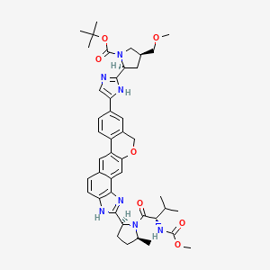 B1532625 (2S,4S)-Tert-butyl 2-(5-(2-((2S,5S)-1-((S)-2-((methoxycarbonyl)amino)-3-methylbutanoyl)-5-methylpyrrolidin-2-YL)-1,11-dihydroisochromeno[4',3':6,7]naphtho[1,2-D]imidazol-9-YL)-1H-imidazol-2-YL)-4-(methoxymethyl)pyrrolidine-1-carboxylate CAS No. 1378391-45-7