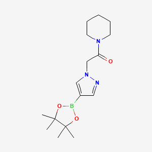 molecular formula C16H26BN3O3 B1532764 1-(piperidin-1-yl)-2-(4-(4,4,5,5-tetramethyl-1,3,2-dioxaborolan-2-yl)-1H-pyrazol-1-yl)ethanone CAS No. 1203671-47-9