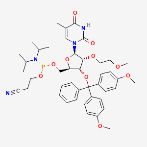 molecular formula C43H55N4O10P B15340914 MeOEt(-2)[DMT(-3)][N(iPr)2P(OCH2CH2CN)(-5)]Ribf(b)-thymin-1-yl 