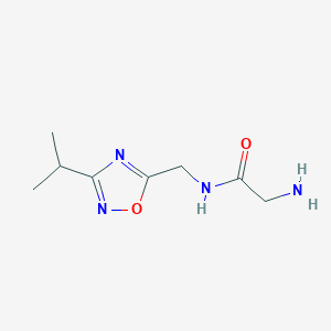 molecular formula C8H14N4O2 B15532277 N-{[3-(propan-2-yl)-1,2,4-oxadiazol-5-yl]methyl}glycinamide 