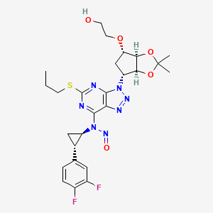 molecular formula C26H31F2N7O5S B15533233 N-((1R,2S)-2-(3,4-Difluorophenyl)cyclopropyl)-N-(3-((3aS,4R,6S,6aR)-6-(2-hydroxyethoxy)-2,2-dimethyltetrahydro-4H-cyclopenta[d][1,3]dioxol-4-yl)-5-(propylthio)-3H-[1,2,3]triazolo[4,5-d]pyrimidin-7-yl)nitrous amide 
