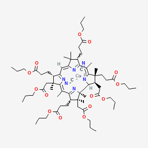 molecular formula C68H101CoN6O14 B1627030 cobalt(3+);propyl 3-[(1R,2S,3S,5Z,7S,8S,10Z,13S,15Z,17R,18R)-1,2,5,7,12,12,15,17-octamethyl-2,7,18-tris(2-oxo-2-propoxyethyl)-3,13,17-tris(3-oxo-3-propoxypropyl)-8,13,18,19-tetrahydro-3H-corrin-24-id-8-yl]propanoate;dicyanide CAS No. 93441-85-1