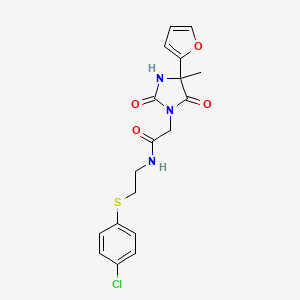molecular formula C18H18ClN3O4S B1650448 N-{2-[(4-chlorophenyl)sulfanyl]ethyl}-2-[4-(furan-2-yl)-4-methyl-2,5-dioxoimidazolidin-1-yl]acetamide CAS No. 1181891-77-9