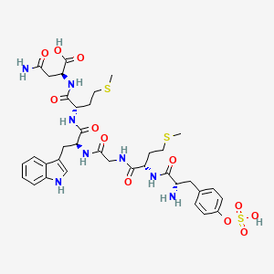 B1668894 (2S)-4-amino-2-[[(2S)-2-[[(2S)-2-[[2-[[(2S)-2-[[(2S)-2-amino-3-(4-sulfooxyphenyl)propanoyl]amino]-4-methylsulfanylbutanoyl]amino]acetyl]amino]-3-(1H-indol-3-yl)propanoyl]amino]-4-methylsulfanylbutanoyl]amino]-4-oxobutanoic acid CAS No. 86367-90-0