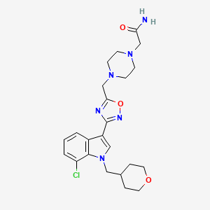 2-{4-[(3-{7-Chloro-1-[(oxan-4-yl)methyl]-1H-indol-3-yl}-1,2,4-oxadiazol-5-yl)methyl]piperazin-1-yl}acetamide