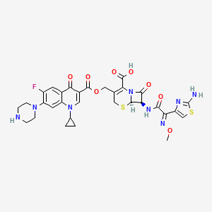 B1680671 (6R,7R)-7-[[(2E)-2-(2-Amino-1,3-thiazol-4-yl)-2-methoxyiminoacetyl]amino]-3-[(1-cyclopropyl-6-fluoro-4-oxo-7-piperazin-1-ylquinoline-3-carbonyl)oxymethyl]-8-oxo-5-thia-1-azabicyclo[4.2.0]oct-2-ene-2-carboxylic acid CAS No. 131149-63-8
