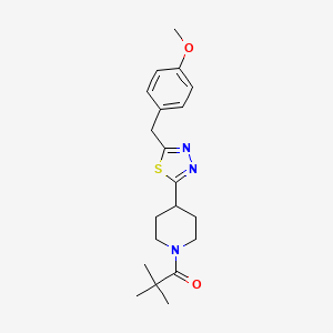 1-(4-(5-(4-Methoxybenzyl)-1,3,4-thiadiazol-2-yl)piperidin-1-yl)-2,2-dimethylpropan-1-one