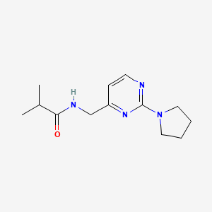 molecular formula C13H20N4O B2362449 N-((2-(pyrrolidin-1-yl)pyrimidin-4-yl)methyl)isobutyramide CAS No. 1797974-28-7