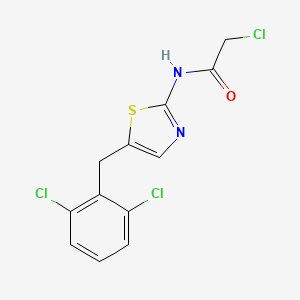 molecular formula C12H9Cl3N2OS B2367449 2-chloro-N-{5-[(2,6-dichlorophenyl)methyl]-1,3-thiazol-2-yl}acetamide CAS No. 924066-10-4