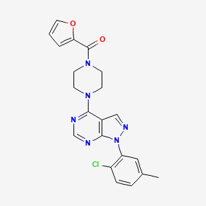 molecular formula C21H19ClN6O2 B2372052 (4-(1-(2-chloro-5-methylphenyl)-1H-pyrazolo[3,4-d]pyrimidin-4-yl)piperazin-1-yl)(furan-2-yl)methanone CAS No. 1105233-80-4