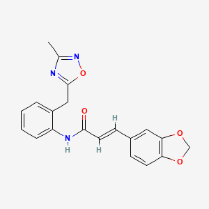 molecular formula C20H17N3O4 B2378838 （E）-3-(苯并[d][1,3]二氧杂环-5-基)-N-(2-((3-甲基-1,2,4-恶二唑-5-基)甲基)苯基)丙烯酰胺 CAS No. 1448140-17-7