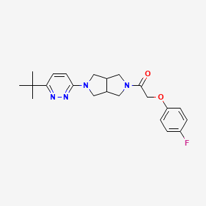 molecular formula C22H27FN4O2 B2382898 1-[2-(6-Tert-butylpyridazin-3-yl)-1,3,3a,4,6,6a-hexahydropyrrolo[3,4-c]pyrrol-5-yl]-2-(4-fluorophenoxy)ethanone CAS No. 2415604-12-3