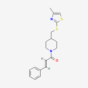 molecular formula C19H22N2OS2 B2383215 (E)-1-(4-(((4-methylthiazol-2-yl)thio)methyl)piperidin-1-yl)-3-phenylprop-2-en-1-one CAS No. 1421588-81-9