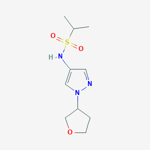 molecular formula C10H17N3O3S B2383867 N-(1-(tetrahydrofuran-3-yl)-1H-pyrazol-4-yl)propane-2-sulfonamide CAS No. 1797020-97-3