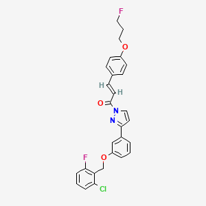 molecular formula C28H23ClF2N2O3 B2383882 (2E)-1-(3-{3-[(2-chloro-6-fluorophenyl)methoxy]phenyl}-1H-pyrazol-1-yl)-3-[4-(3-fluoropropoxy)phenyl]prop-2-en-1-one CAS No. 477711-76-5