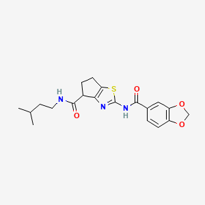 molecular formula C20H23N3O4S B2384391 2-(benzo[d][1,3]dioxole-5-carboxamido)-N-isopentyl-5,6-dihydro-4H-cyclopenta[d]thiazole-4-carboxamide CAS No. 955699-45-3