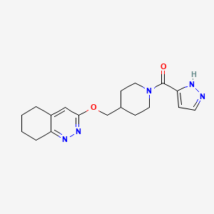 molecular formula C18H23N5O2 B2392313 (1H-pyrazol-3-yl)(4-(((5,6,7,8-tetrahydrocinnolin-3-yl)oxy)methyl)piperidin-1-yl)methanone CAS No. 2310156-92-2