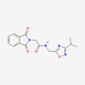 molecular formula C16H16N4O4 B2393228 2-(1,3-dioxoisoindolin-2-yl)-N-((3-isopropyl-1,2,4-oxadiazol-5-yl)methyl)acetamide CAS No. 2034230-30-1