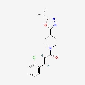 (E)-3-(2-chlorophenyl)-1-(4-(5-isopropyl-1,3,4-oxadiazol-2-yl)piperidin-1-yl)prop-2-en-1-one