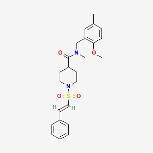 molecular formula C24H30N2O4S B2394466 N-[(2-methoxy-5-methylphenyl)methyl]-N-methyl-1-[(E)-2-phenylethenyl]sulfonylpiperidine-4-carboxamide CAS No. 1030142-29-0