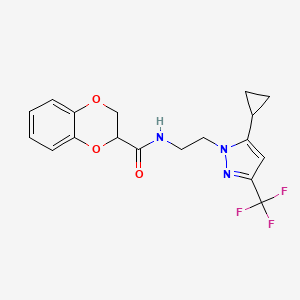 molecular formula C18H18F3N3O3 B2395113 N-[2-[5-Cyclopropyl-3-(trifluoromethyl)pyrazol-1-yl]ethyl]-2,3-dihydro-1,4-benzodioxine-3-carboxamide CAS No. 1797674-99-7