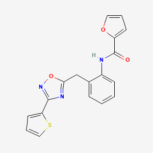 molecular formula C18H13N3O3S B2395998 N-(2-((3-(thiophen-2-yl)-1,2,4-oxadiazol-5-yl)methyl)phenyl)furan-2-carboxamide CAS No. 1797076-97-1