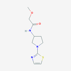 molecular formula C10H15N3O2S B2400319 2-methoxy-N-(1-(thiazol-2-yl)pyrrolidin-3-yl)acetamide CAS No. 1795477-81-4