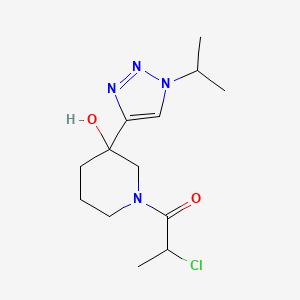 molecular formula C13H21ClN4O2 B2408797 2-Chloro-1-[3-hydroxy-3-(1-propan-2-yltriazol-4-yl)piperidin-1-yl]propan-1-one CAS No. 2411198-39-3