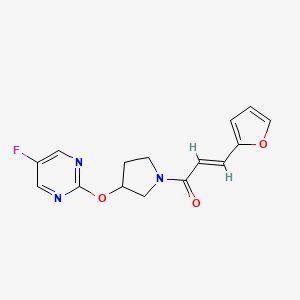 molecular formula C15H14FN3O3 B2409440 (E)-1-(3-((5-fluoropyrimidin-2-yl)oxy)pyrrolidin-1-yl)-3-(furan-2-yl)prop-2-en-1-one CAS No. 2035005-26-4