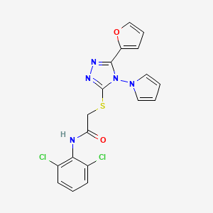 molecular formula C18H13Cl2N5O2S B2410435 N-(2,6-dichlorophenyl)-2-{[5-(furan-2-yl)-4-(1H-pyrrol-1-yl)-4H-1,2,4-triazol-3-yl]sulfanyl}acetamide CAS No. 886933-35-3