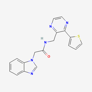 molecular formula C18H15N5OS B2412864 2-(1H-benzo[d]imidazol-1-yl)-N-((3-(thiophen-2-yl)pyrazin-2-yl)methyl)acetamide CAS No. 2034613-18-6