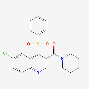 molecular formula C21H19ClN2O3S B2419972 6-氯-4-(苯磺酰基)-3-(哌啶-1-基羰基)喹啉 CAS No. 1111051-48-9