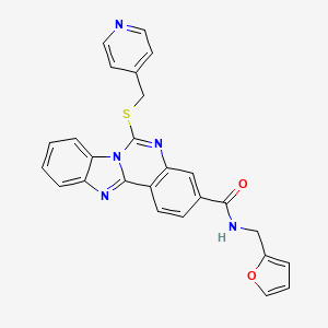 molecular formula C26H19N5O2S B2421672 N-[(furan-2-yl)methyl]-9-{[(pyridin-4-yl)methyl]sulfanyl}-8,10,17-triazatetracyclo[8.7.0.0^{2,7}.0^{11,16}]heptadeca-1(17),2,4,6,8,11(16),12,14-octaene-5-carboxamide CAS No. 422276-74-2