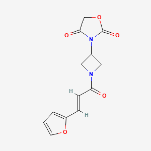 molecular formula C13H12N2O5 B2422656 (E)-3-(1-(3-(furan-2-yl)acryloyl)azetidin-3-yl)oxazolidine-2,4-dione CAS No. 2035000-67-8