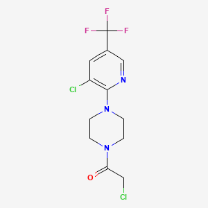 molecular formula C12H12Cl2F3N3O B2423870 2-Chloro-1-{4-[3-chloro-5-(trifluoromethyl)-2-pyridinyl]piperazino}-1-ethanone CAS No. 260553-15-9