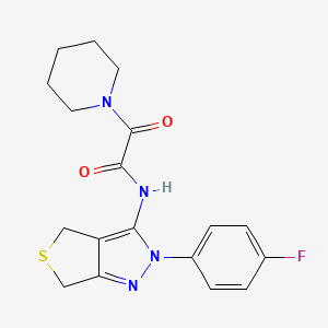 molecular formula C18H19FN4O2S B2429407 N-[2-(4-fluorophenyl)-2H,4H,6H-thieno[3,4-c]pyrazol-3-yl]-2-oxo-2-(piperidin-1-yl)acetamide CAS No. 900010-26-6