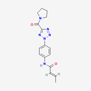 molecular formula C16H18N6O2 B2429675 (E)-N-(4-(5-(pyrrolidine-1-carbonyl)-2H-tetrazol-2-yl)phenyl)but-2-enamide CAS No. 1396889-80-7