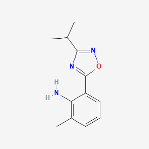 molecular formula C12H15N3O B2433717 2-methyl-6-(3-propan-2-yl-1,2,4-oxadiazol-5-yl)aniline CAS No. 1355938-71-4