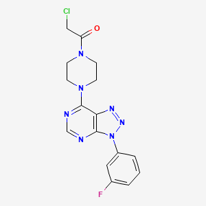 2-chloro-1-(4-(3-(3-fluorophenyl)-3H-[1,2,3]triazolo[4,5-d]pyrimidin-7-yl)piperazin-1-yl)ethanone