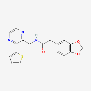 molecular formula C18H15N3O3S B2440976 2-(benzo[d][1,3]dioxol-5-yl)-N-((3-(thiophen-2-yl)pyrazin-2-yl)methyl)acetamide CAS No. 2034240-21-4