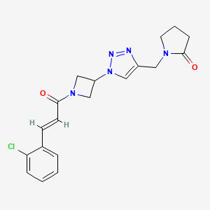 (E)-1-((1-(1-(3-(2-chlorophenyl)acryloyl)azetidin-3-yl)-1H-1,2,3-triazol-4-yl)methyl)pyrrolidin-2-one