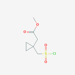 molecular formula C7H11ClO4S B2442625 Methyl 2-{1-[(chlorosulfonyl)methyl]cyclopropyl}acetate CAS No. 1375471-65-0
