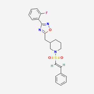 molecular formula C22H22FN3O3S B2451953 (E)-3-(2-氟苯基)-5-((1-(苯乙烯基磺酰)哌啶-3-基)甲基)-1,2,4-噁唑 CAS No. 1706503-50-5