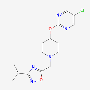 molecular formula C15H20ClN5O2 B2455356 5-[[4-(5-Chloropyrimidin-2-yl)oxypiperidin-1-yl]methyl]-3-propan-2-yl-1,2,4-oxadiazole CAS No. 2415520-93-1