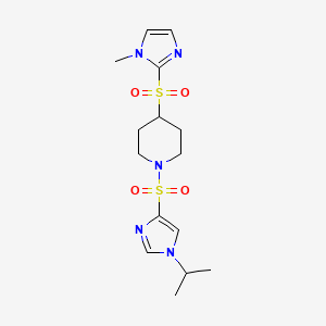 molecular formula C15H23N5O4S2 B2455361 1-((1-isopropyl-1H-imidazol-4-yl)sulfonyl)-4-((1-methyl-1H-imidazol-2-yl)sulfonyl)piperidine CAS No. 2034445-34-4